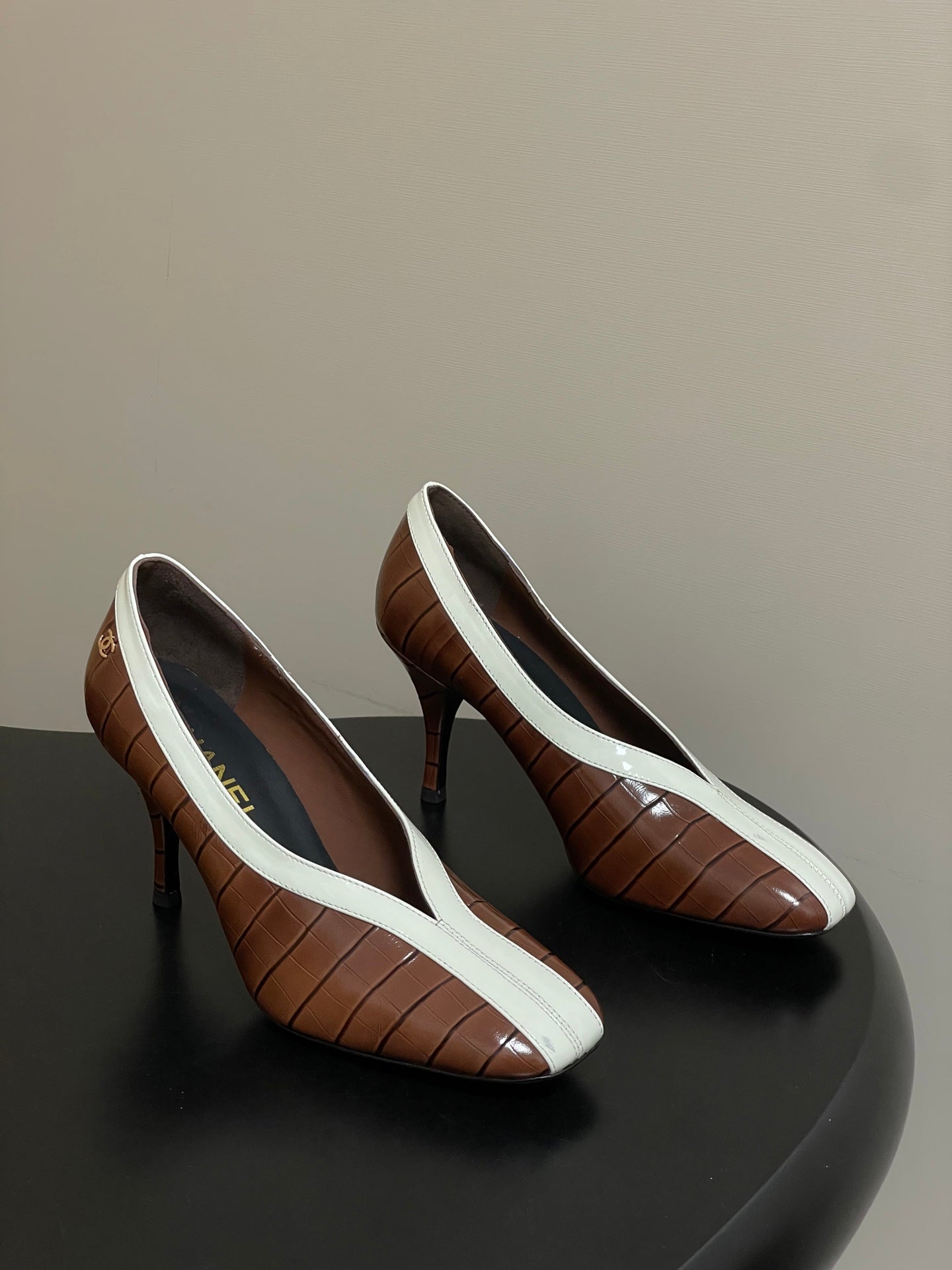 CC 26 Crocodile-embossed Pump Brown mix White Calfskin 593369