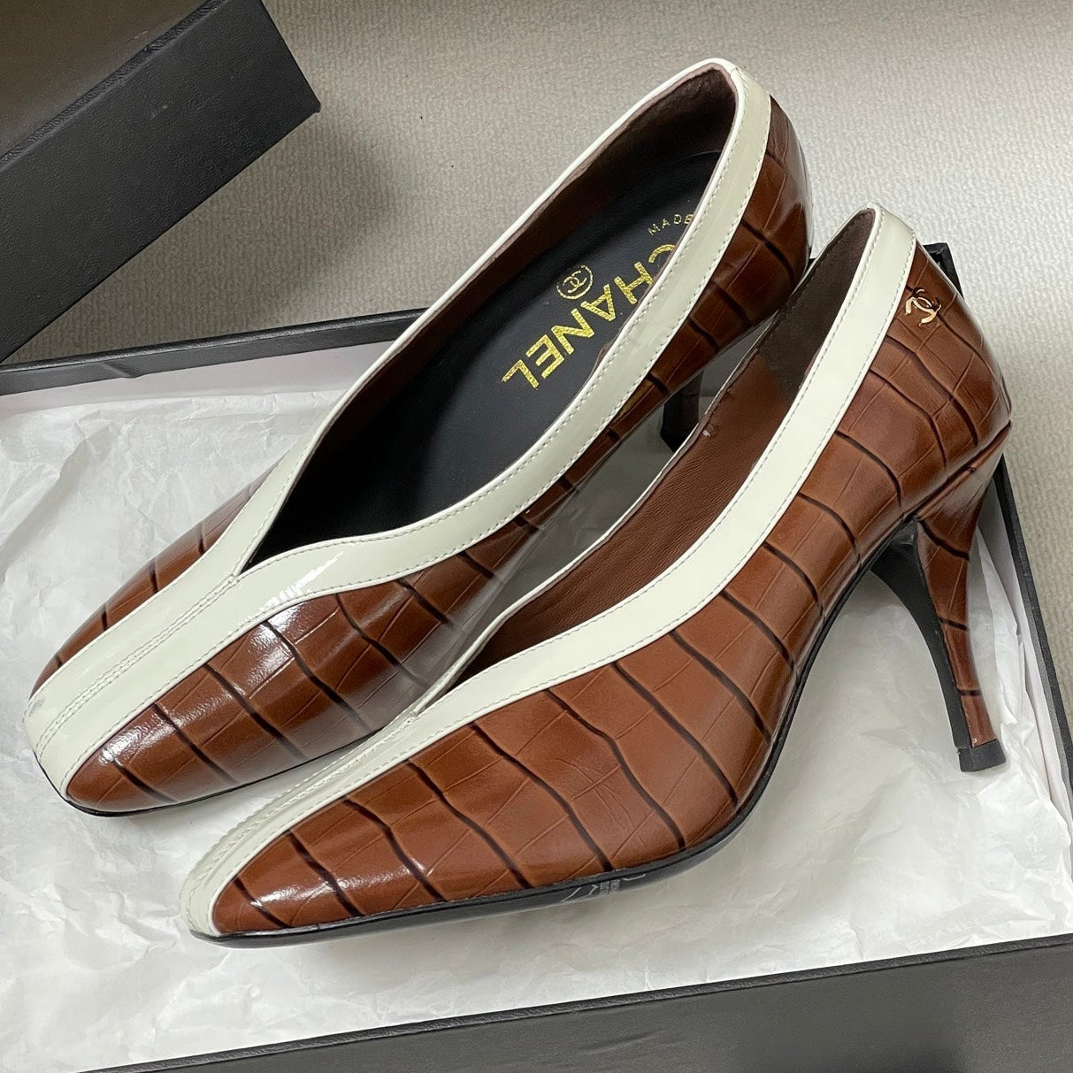 CC 26 Crocodile-embossed Pump Brown mix White Calfskin 593369