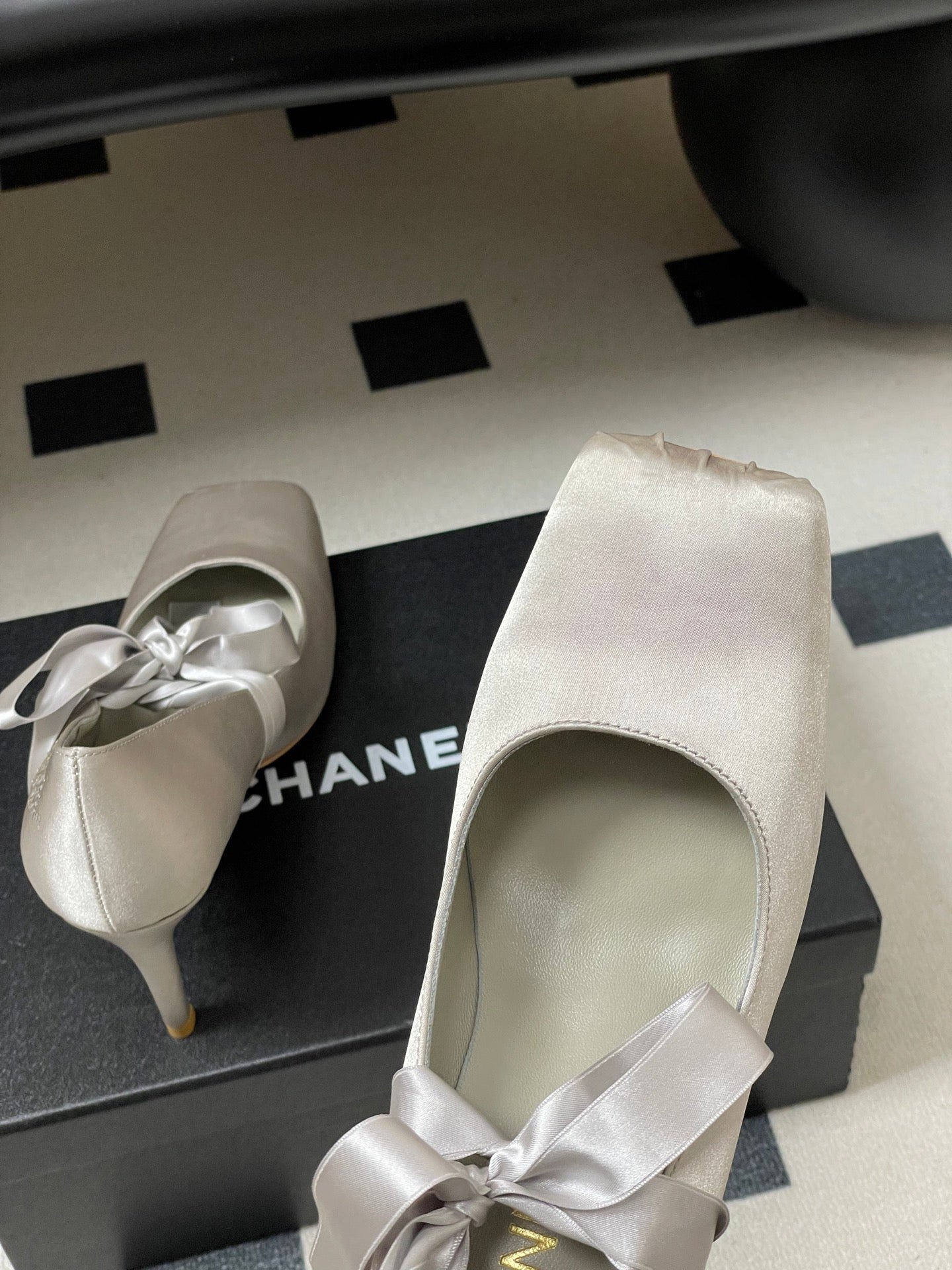 CC 26 Pump Light Gray Satin Silk 593136