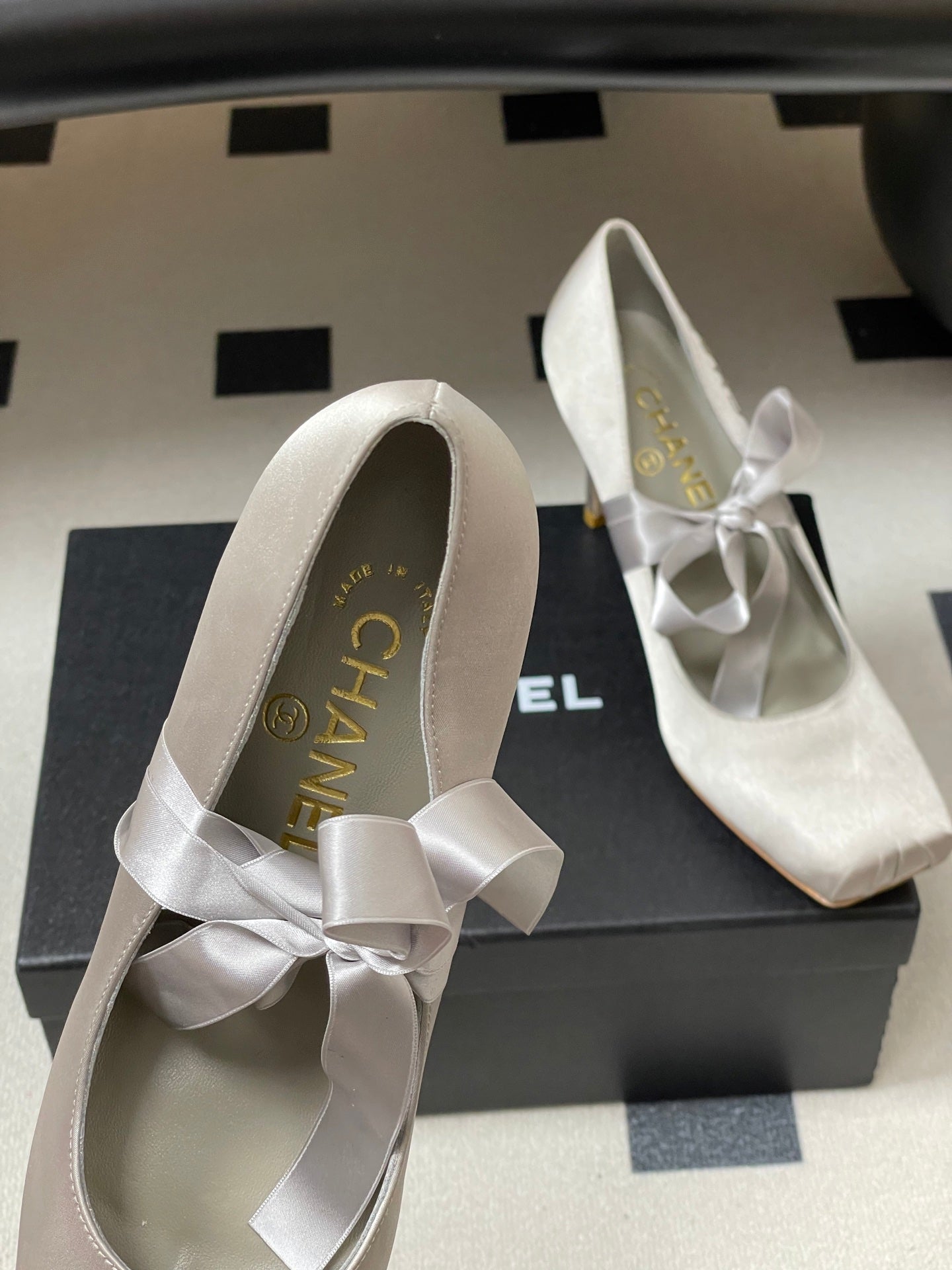 CC 26 Pump Light Gray Satin Silk 593136