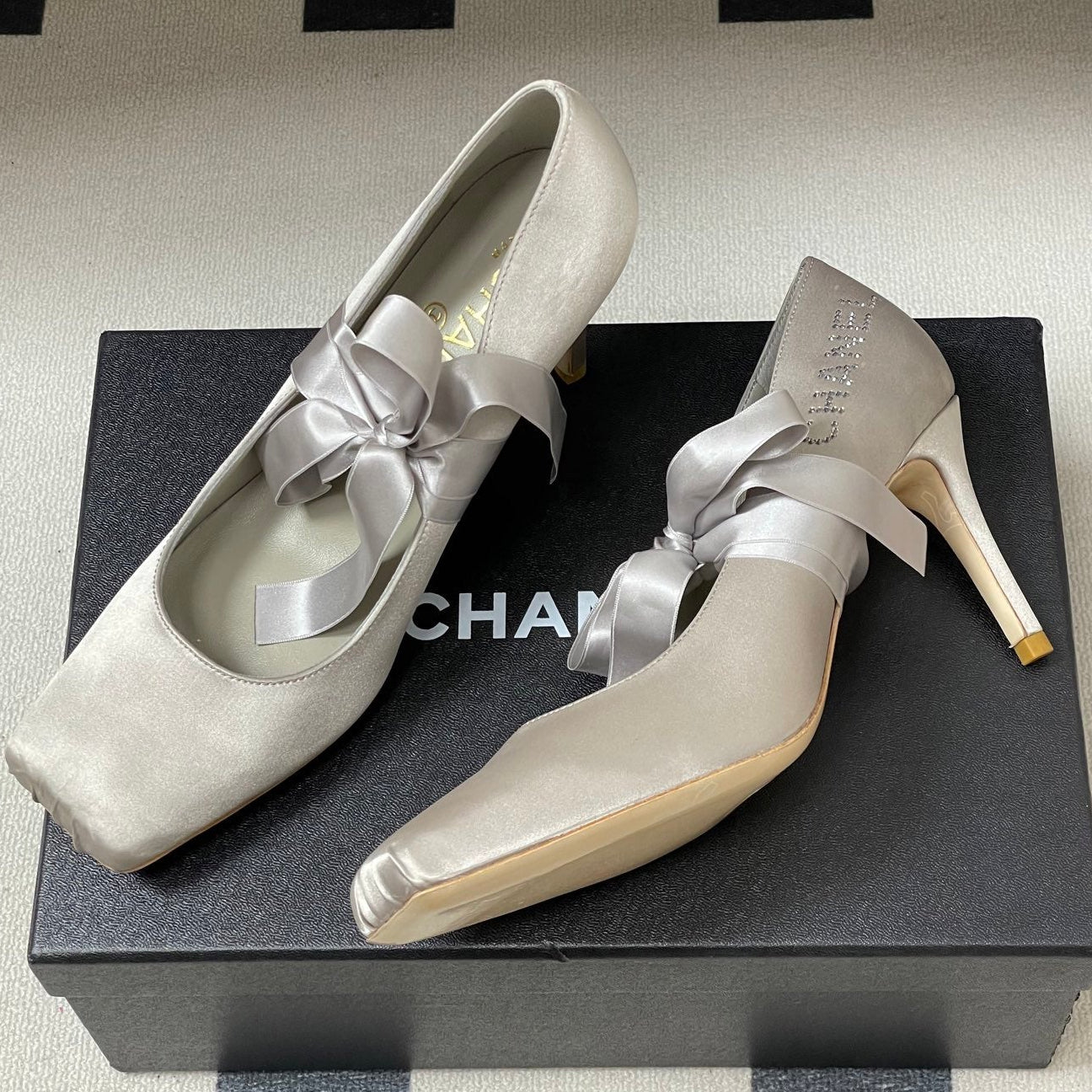 CC 26 Pump Light Gray Satin Silk 593136