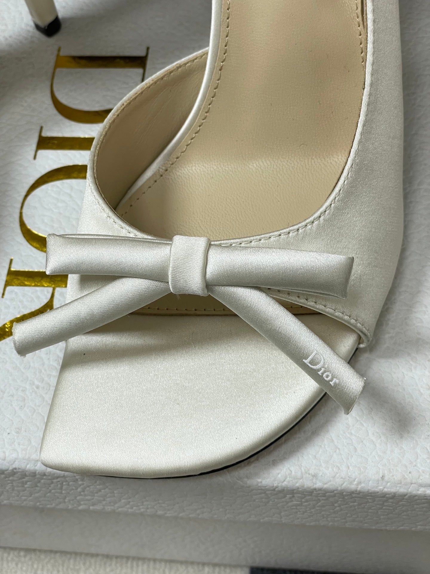 CD 26 Slingback 85 White Leather Silk 593605