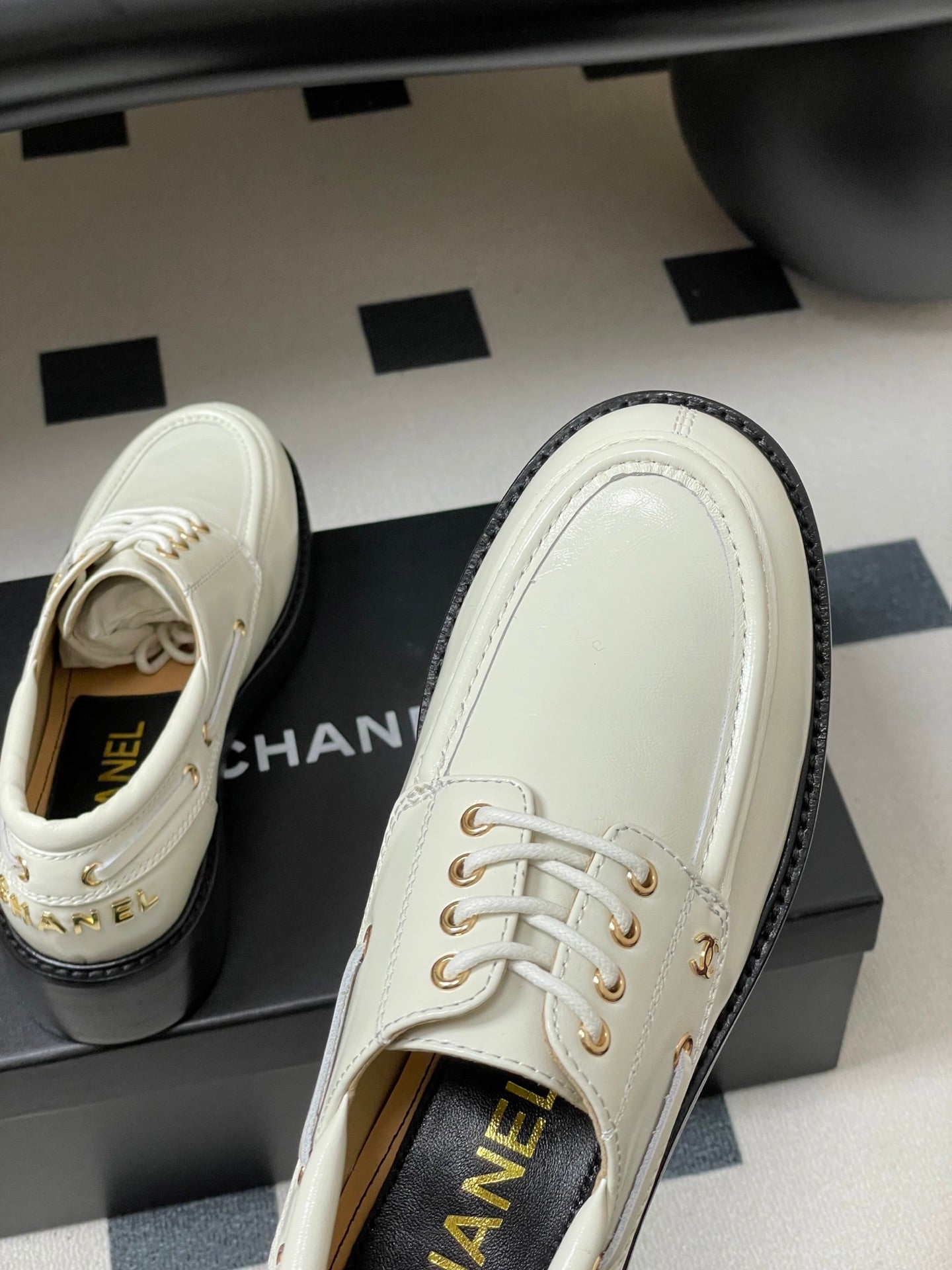 CC 26 Lace-Up Loafer White Sheepskin 594249