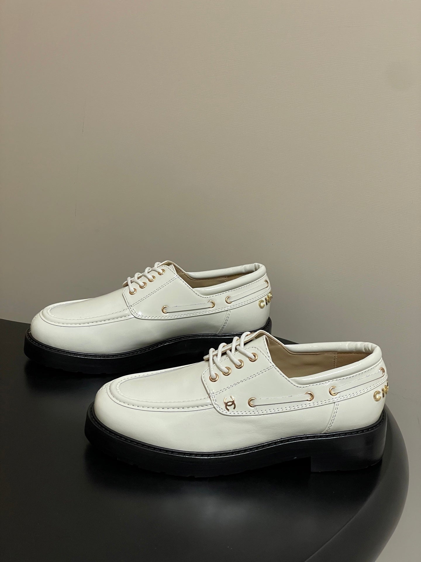 CC 26 Lace-Up Loafer White Sheepskin 594249