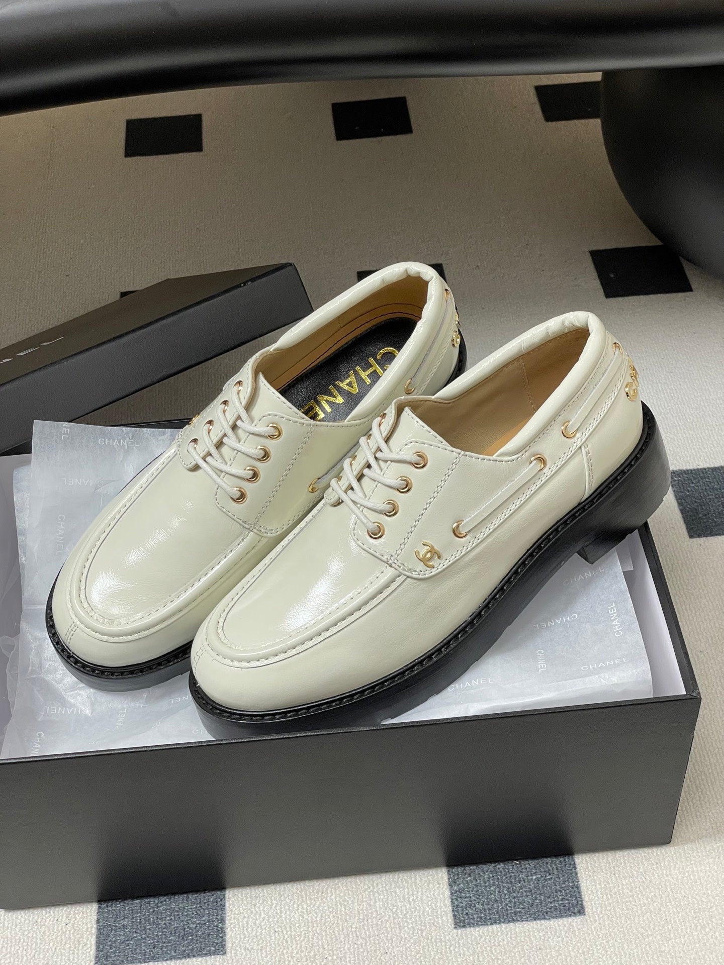 CC 26 Lace-Up Loafer White Sheepskin 594249