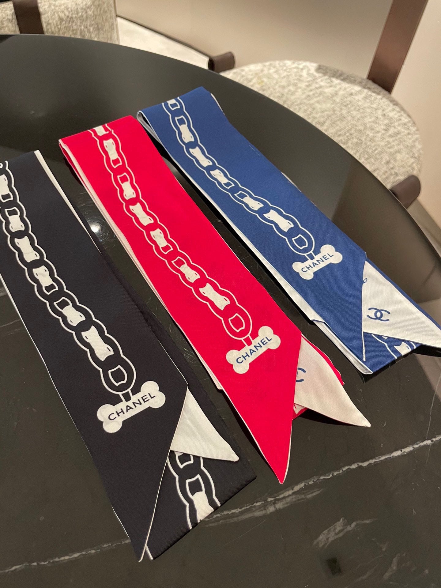 CC  Twilly Mini Scarf 120cm Red White Mulberry Silk 798813