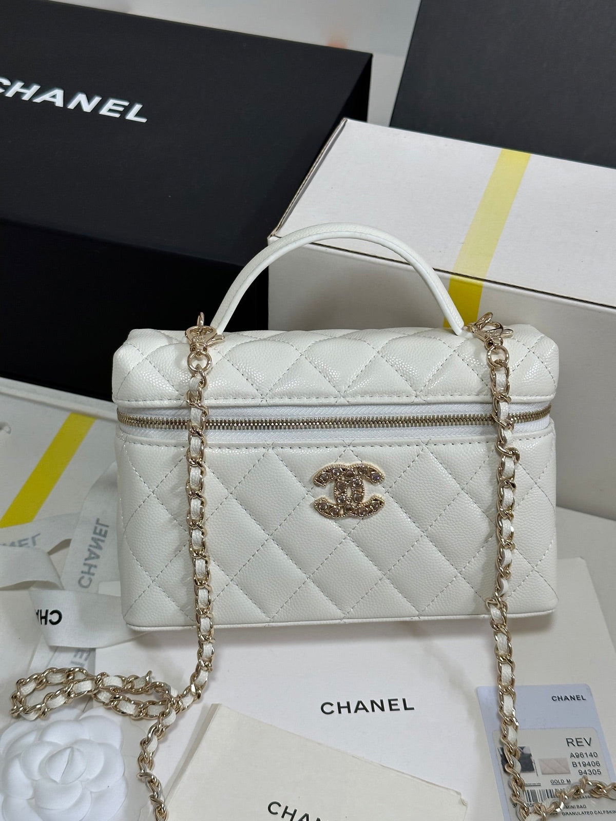 CC 25P Vanity Case 19.5cm White Calfskin Heart Rhinestone 243604