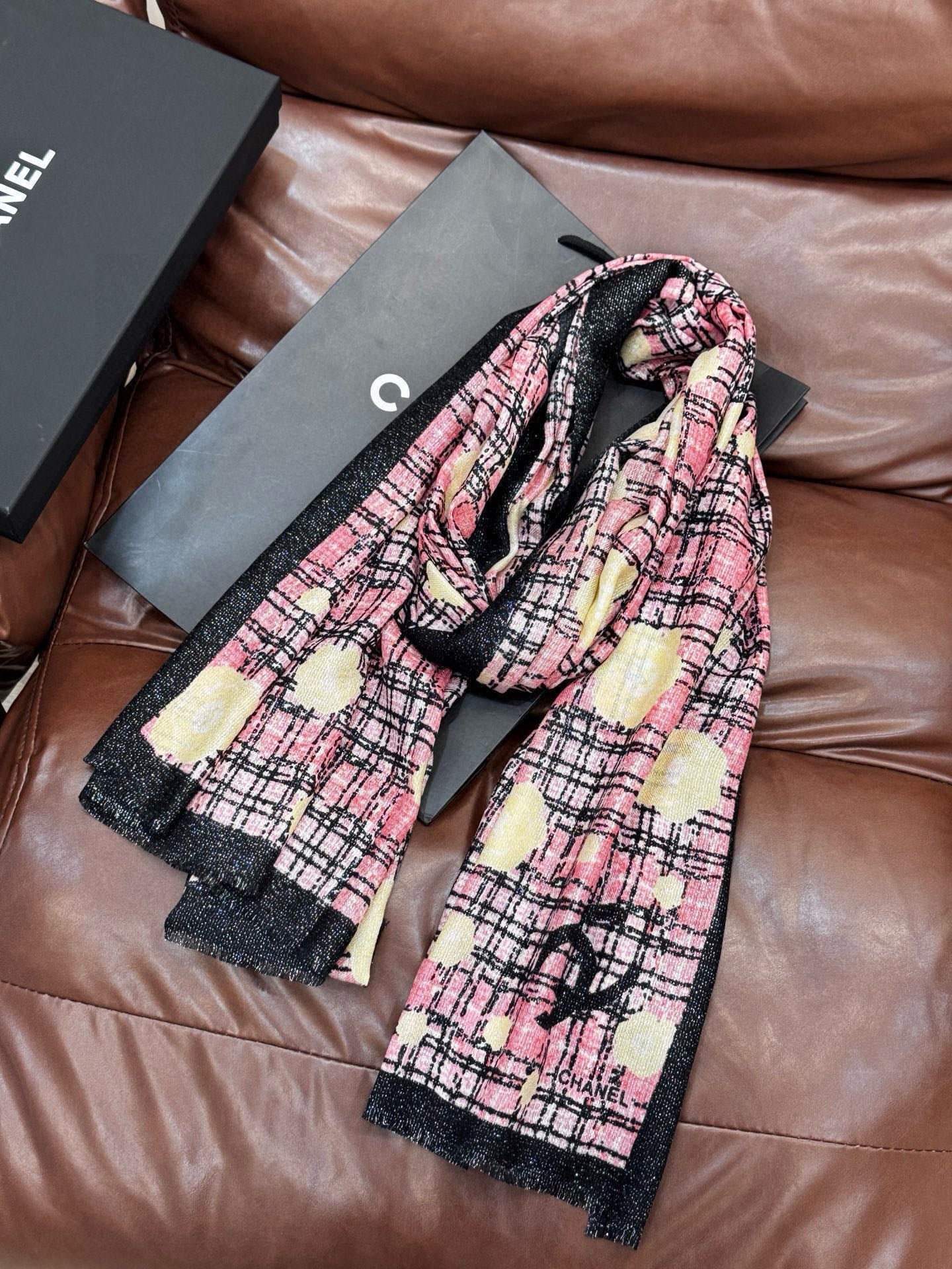 CC 25 Camellia Scarf 110cm Black Pink Cashmere 293163