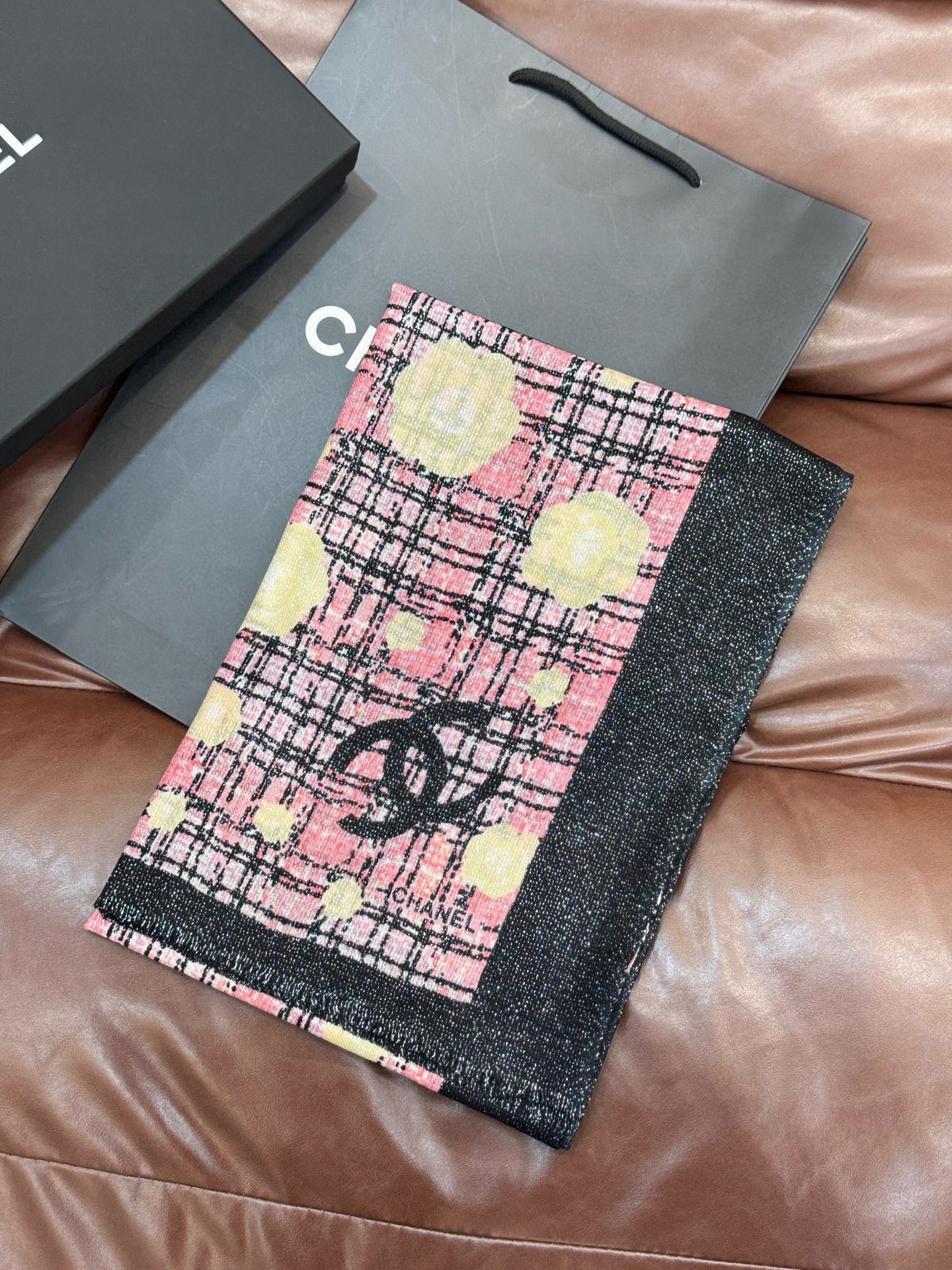 CC 25 Camellia Scarf 110cm Black Pink Cashmere 293163