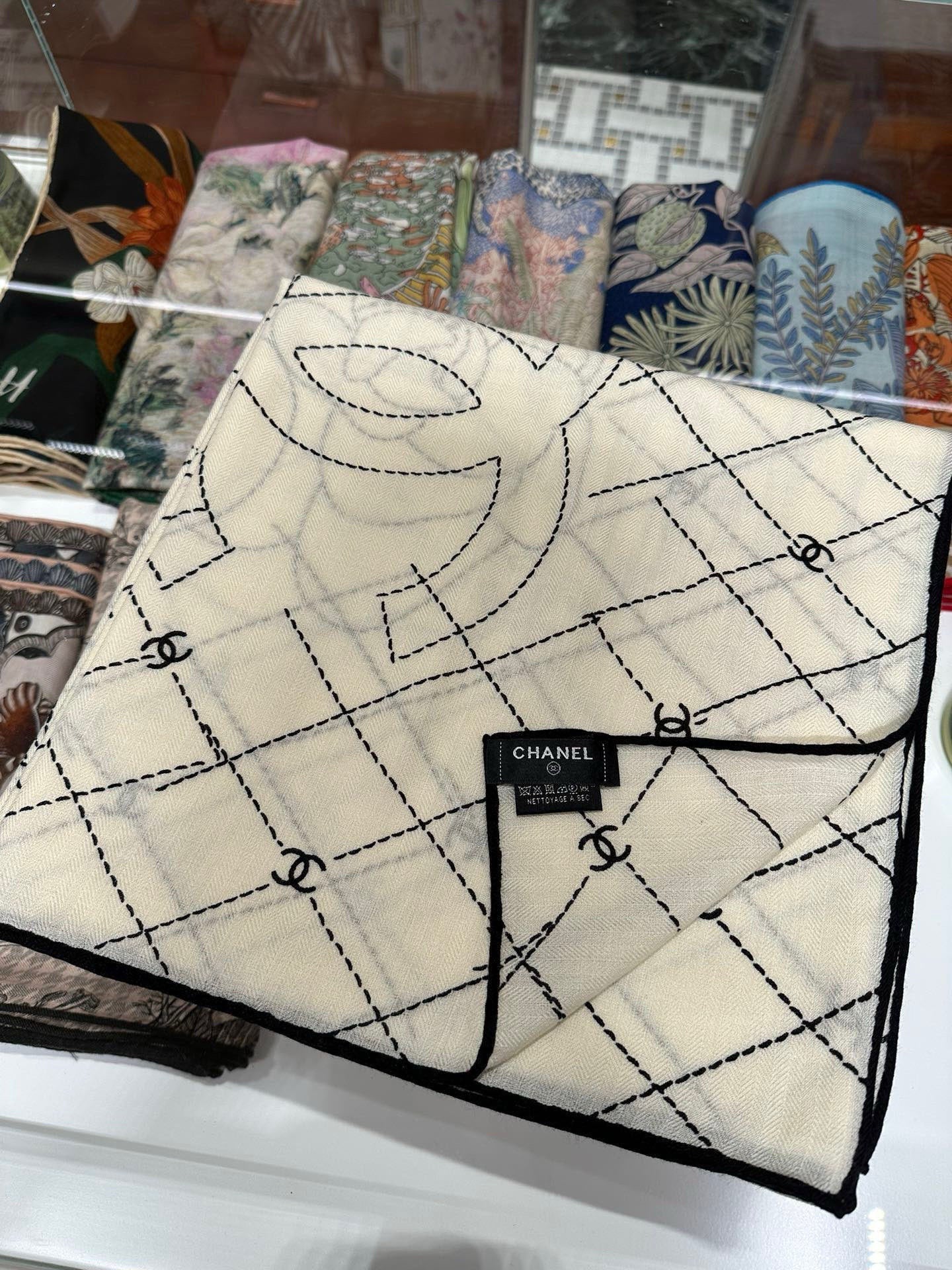 CC 25 Scarf 140cm White Black Cashmere 293212