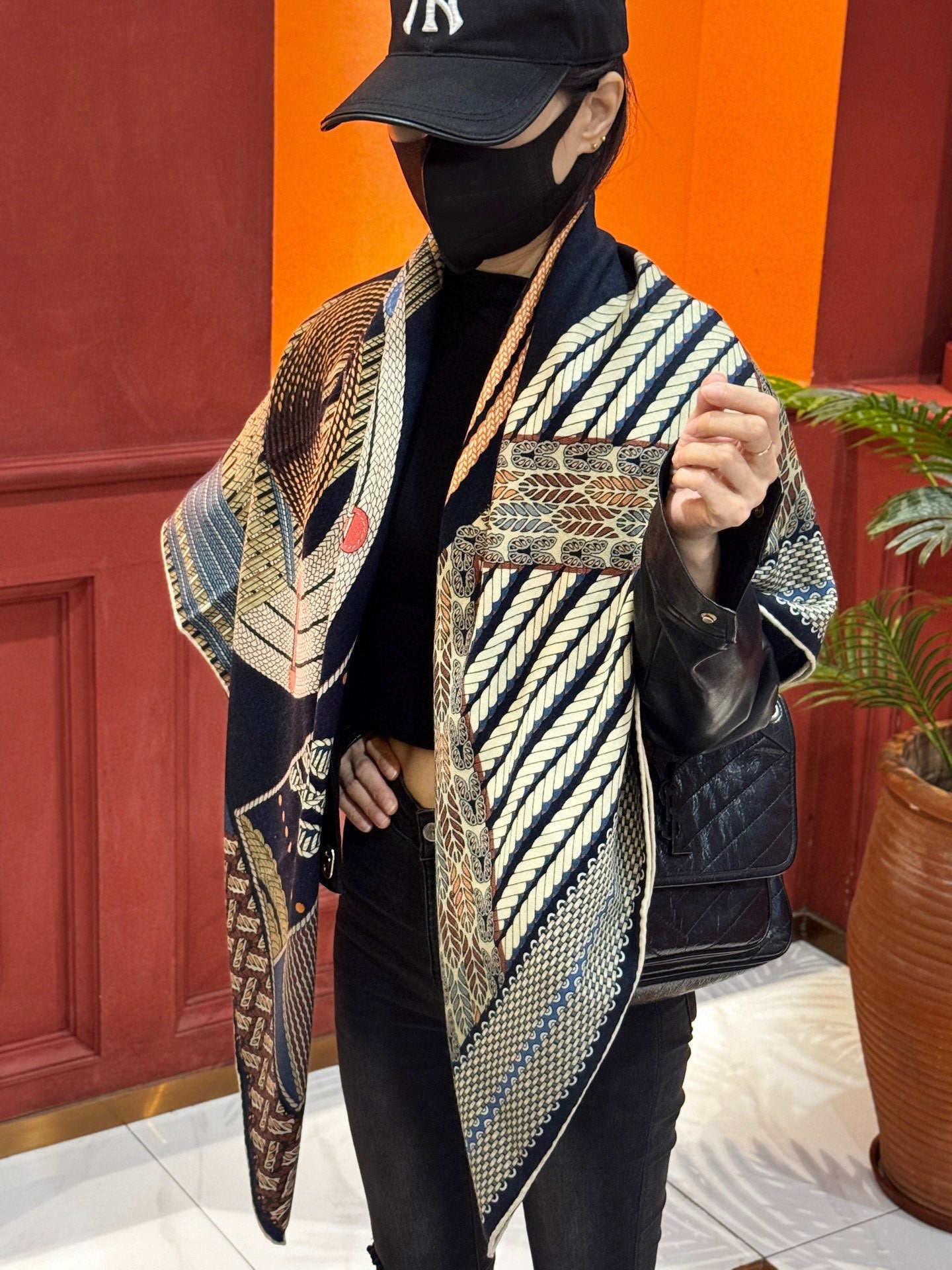 HM Dressage Tressage 140 CM  Black White Colorful Cashmere And Silk 293224