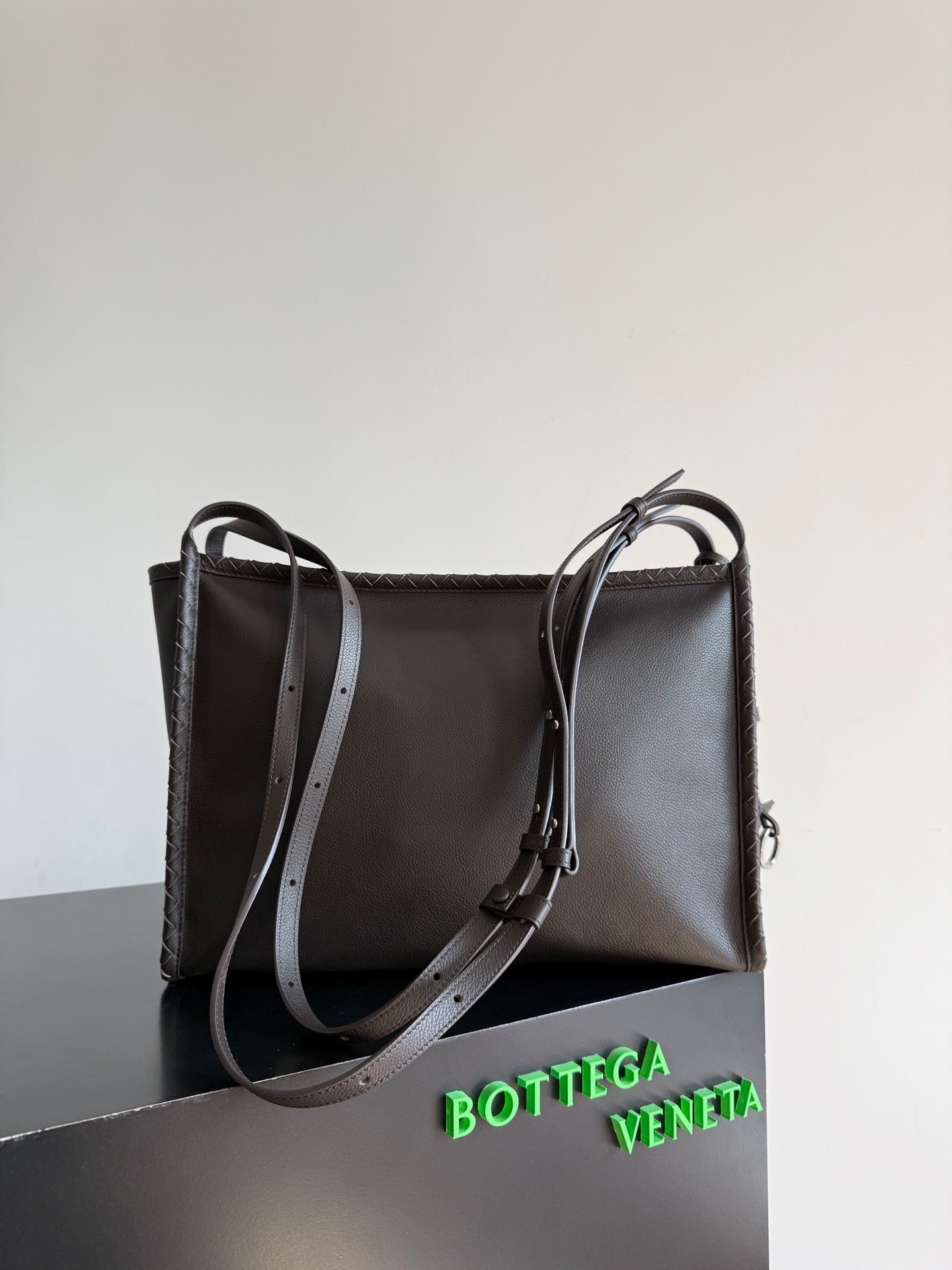 Bottega Veneta 2026 Corriere Zipped Messenger Bag Dark Brown Calfskin 136952