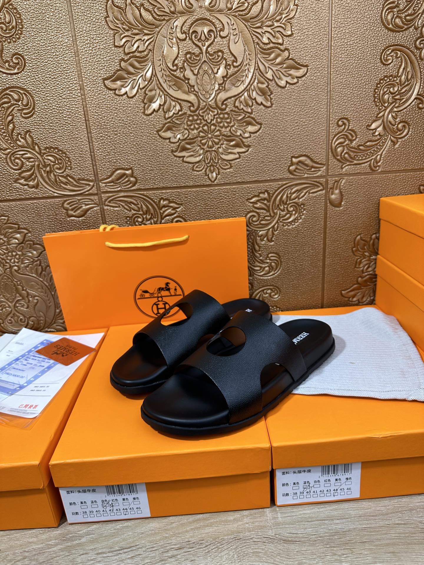 HM CIRCLE CUT SANDAL BLACK CALFSKIN
