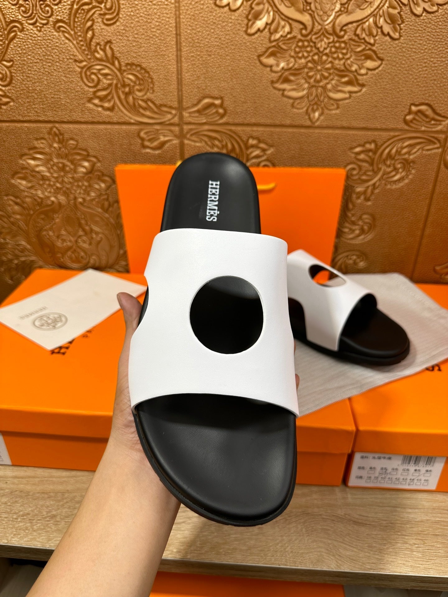 HM CIRCLE CUT SANDAL BLACK AND WHITE CALFSKIN