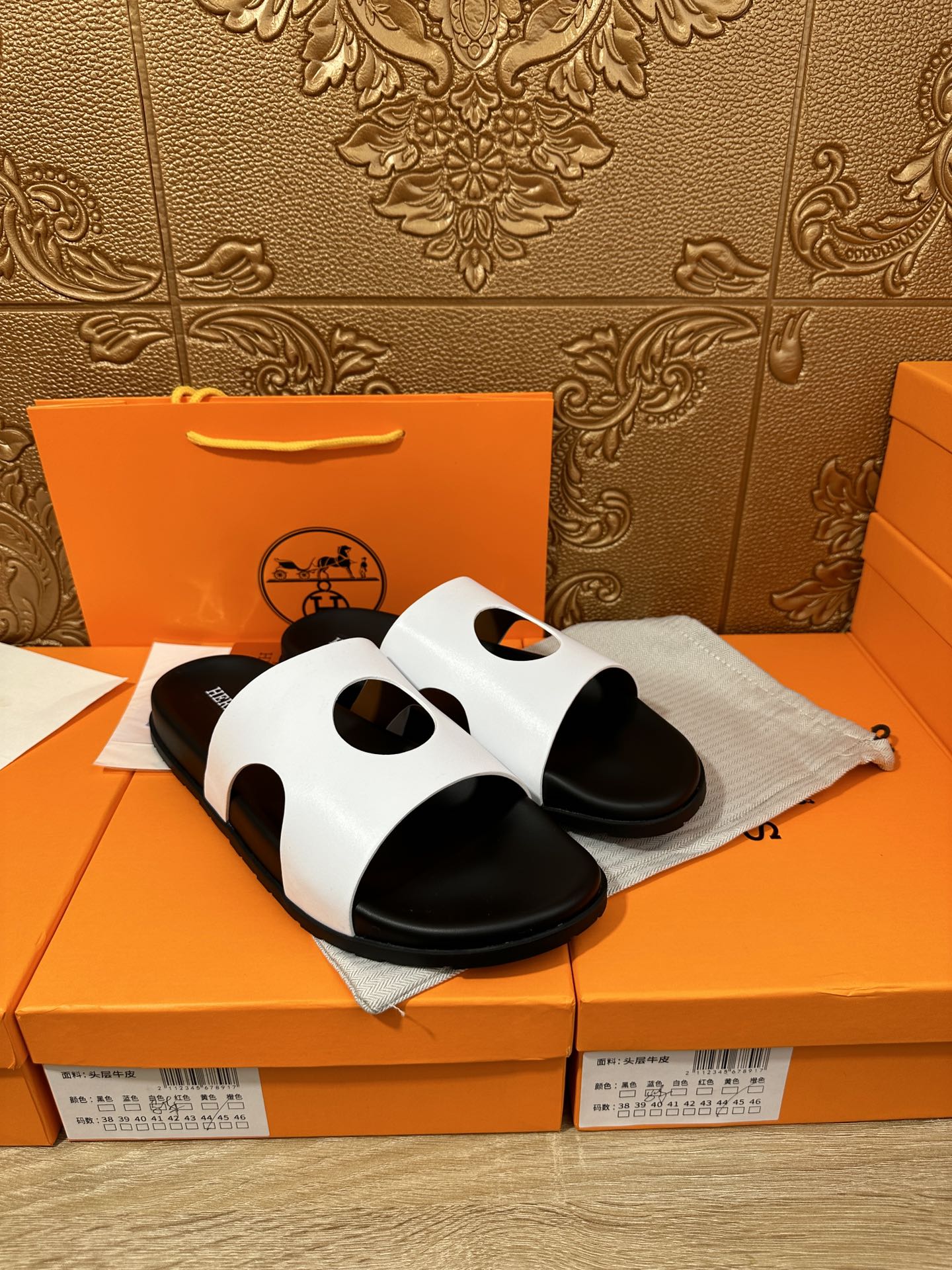 HM CIRCLE CUT SANDAL BLACK AND WHITE CALFSKIN