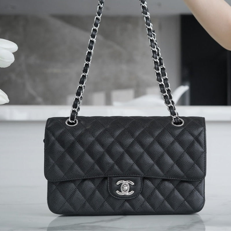 CLASSIC FLAP 25 BLACK CAVIAR SILVER HARDWARE
