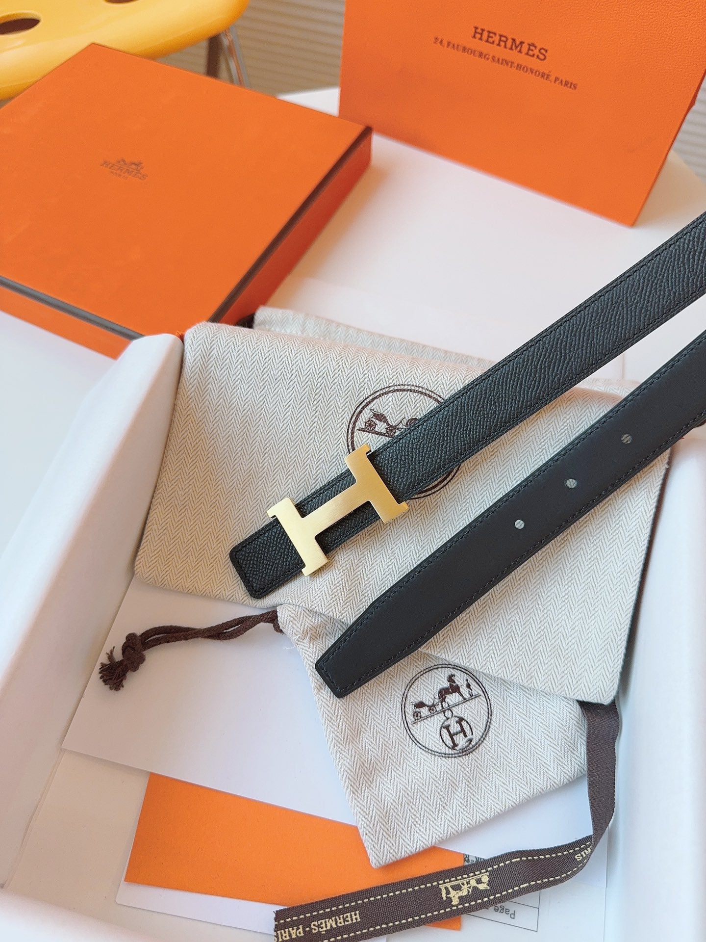 MINI H BELT BUCKLE & REVERSIBLE BLACK LEATHER STRAP 24 MM GOLD HARDWARE