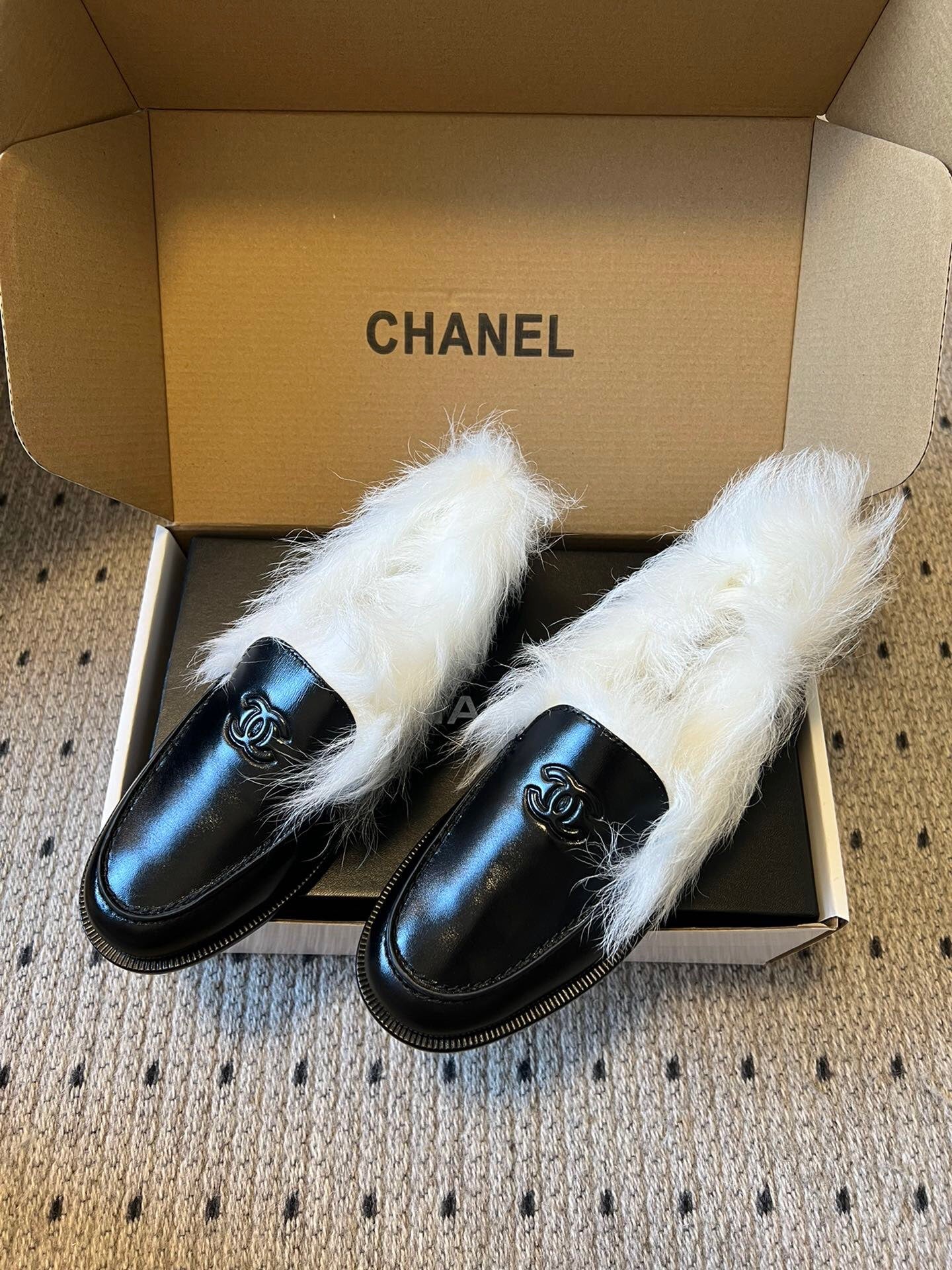 CC 26 Furry Loafer Black mix White Shiny Sheepskin And Shearling Fleece 592924