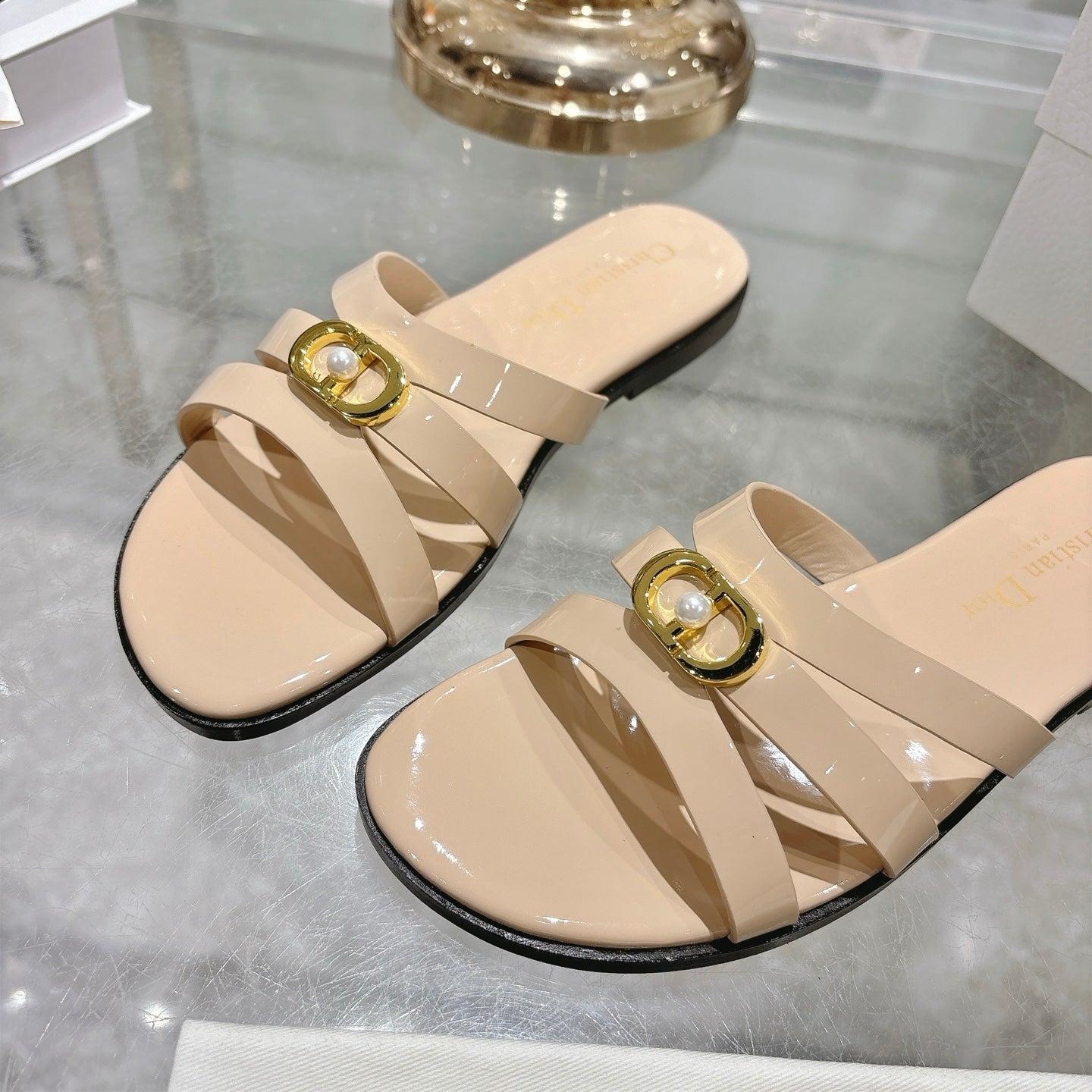CD 26 Flat Sandals Beige Patent Leather 592263